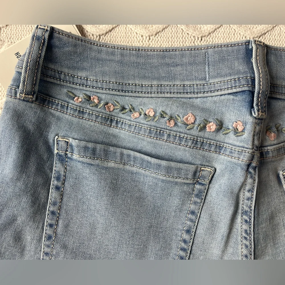 Hollister Women's Light Wash Floral Embroidered Shortie Jean Shorts Size 10 - Picture 12 of 14